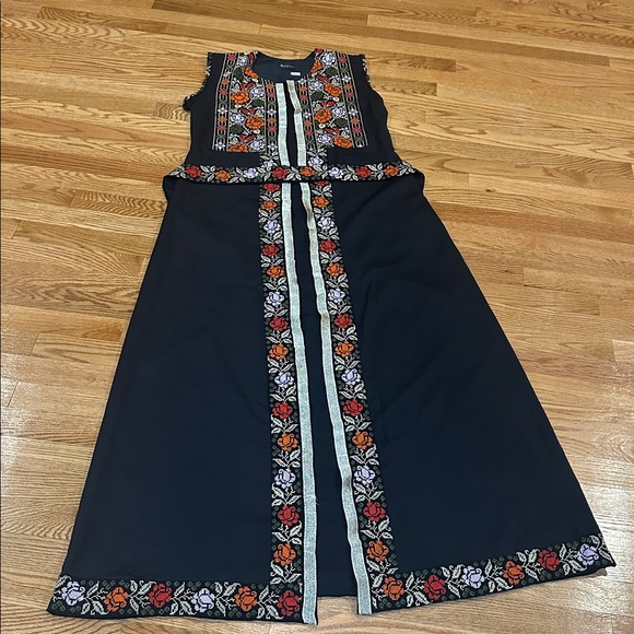 Elegant Black and Multicolor Embroidered abaya - Picture 4 of 5